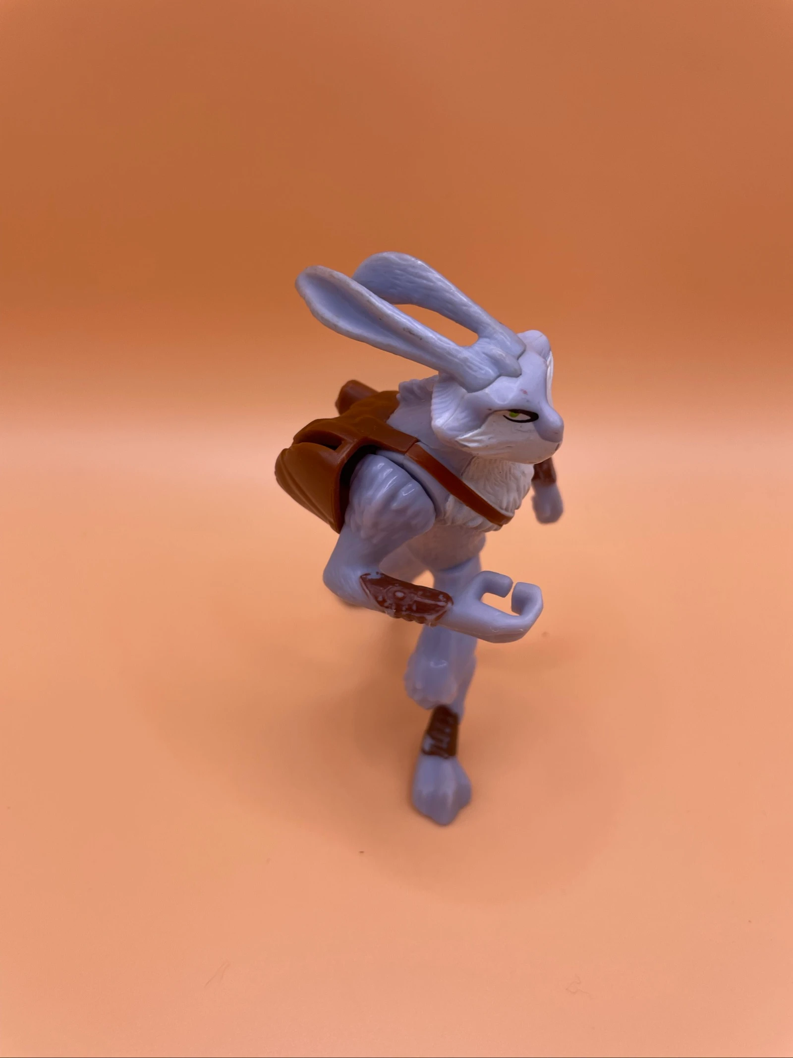 figura del personaje Conejo de Pascua (Bunnymund) de la película El Origen de los Guardianes.